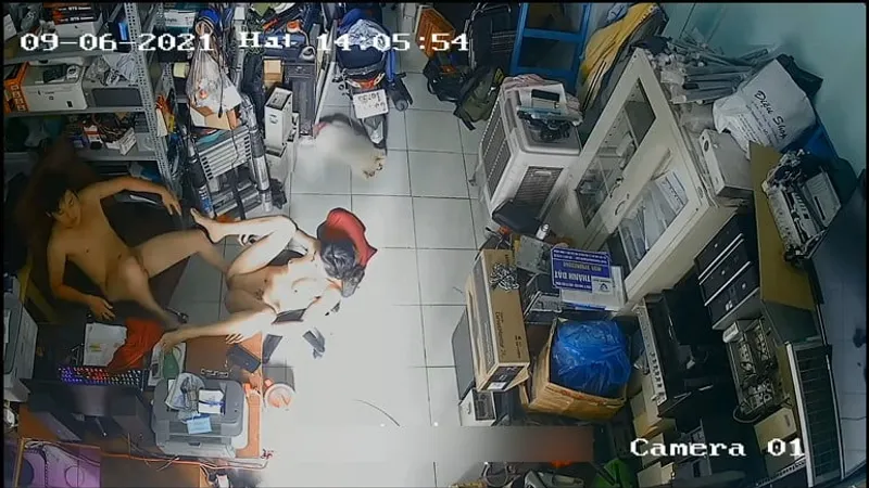 Vợ chồng yêu xoạc nhau trong của cậu bé máy tính