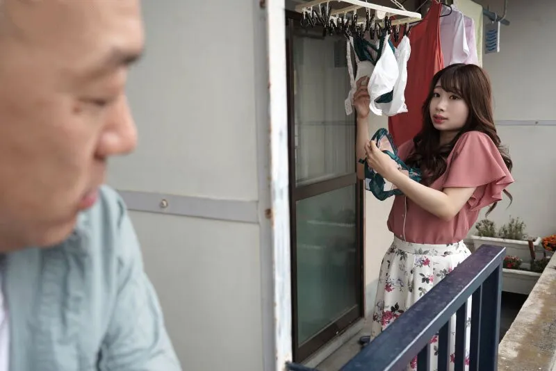 Gã nhà sát bên chuyên soi mói và cặp bà xã chồng thường xuyên rên la quá to