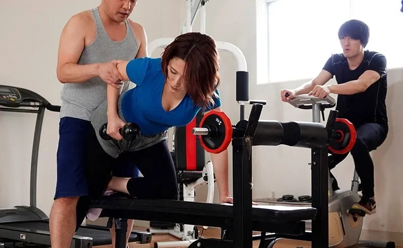 Người chồng phát hiện vợ lén lút với huấn luyện viên thể hình