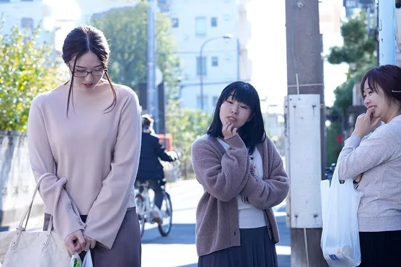 Trả thù mấy mụ gần nhà thường xuyên nói xấu bằng cách “cướp ông xã ả ta”