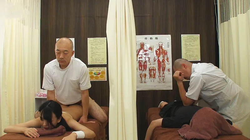 Dẫn bồ đi mát-xa rồi bị làm tình cạnh bên mà không hề hay biết