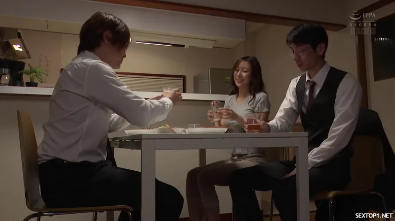 đến nhà tiền bối ở nhờ, cưỡng dâm luôn cô vợ sếp