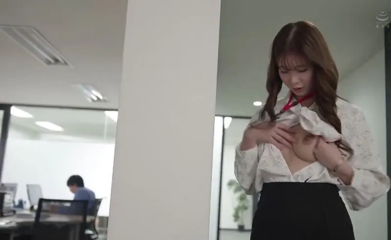 Bí ẩn đằng sau vẻ ngoài nghiêm nghị của cô nhân viên, hóa ra là một "nữ quỷ dâm đãng" đích thực.